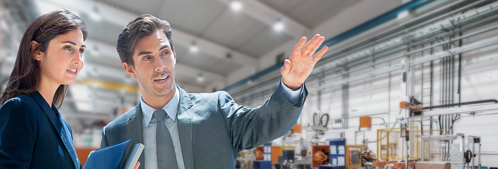 Deutsche Leasing International German Desk Manager zeigt einer Kundin die Optionen bei einer internationalen Finanzierung auf