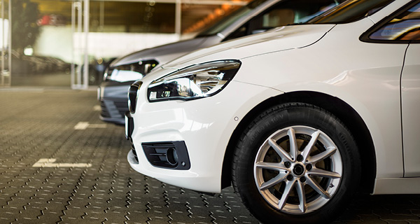 Einfache und transparente Fahrzeugrückgabe beim Flottenlasing. Ein weißes, parkendes Auto, welches zum Flottenleasing bereitsteht.