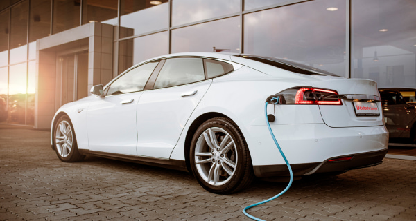 Elektromobilität bei der Deutschen Leasing Weißes elektrisches Auto parkend