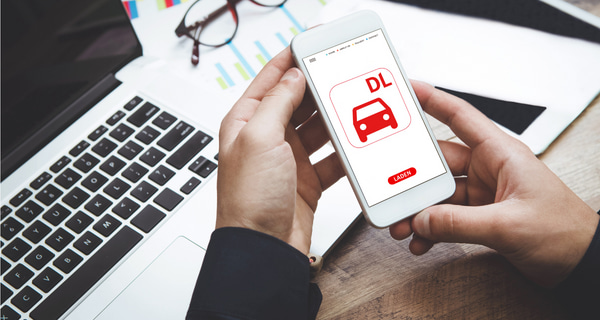 Deutsche Leasing Mobility App Person hält ein Smartphone mit der Deutsche Leasing Mobility App in der Hand