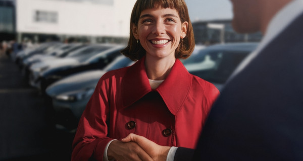 Full-Service-Leasing bei der Deutschen Leasing Full-Service-Leasing Berater bespricht mit einem Kunden die Möglichkeiten für seinen Fuhrpark