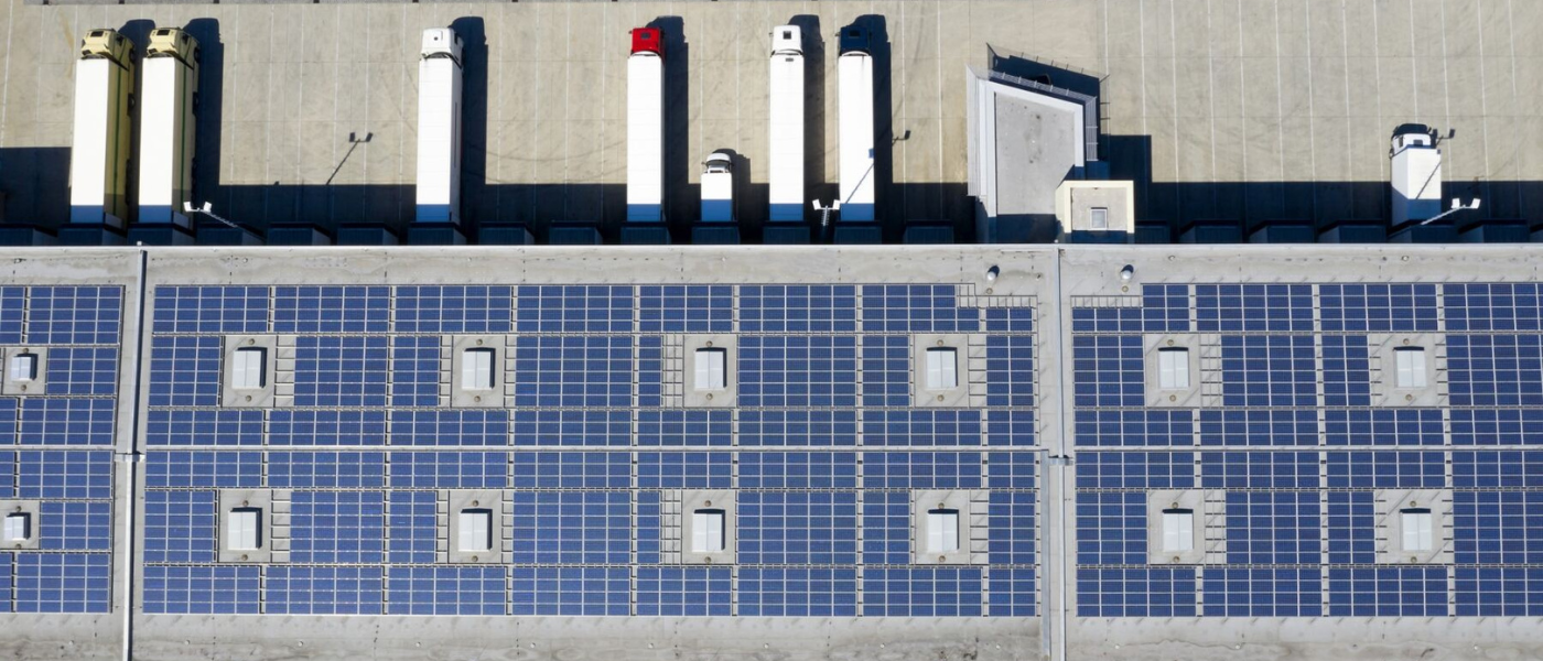 Hohe Stromkosten belasten Unternehmen: Eine eigene Photovoltaikanlage wird für viele daher zur Alternative. Stromkosten senken KMU: Eine eigene Photovoltaikanlage wird für viele daher zur Alternative.