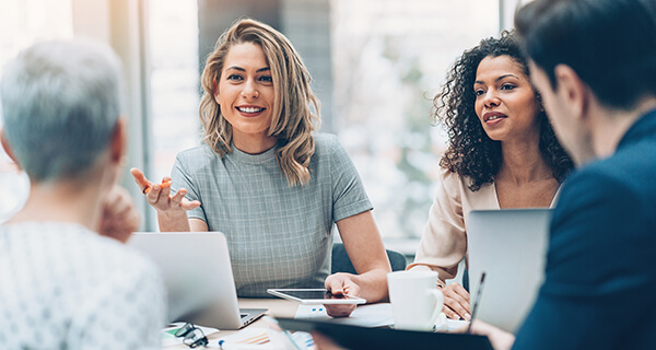 Deutsche Leasing international: German Desk Deutsche Leasing International provides important information about investments abroad during the meeting